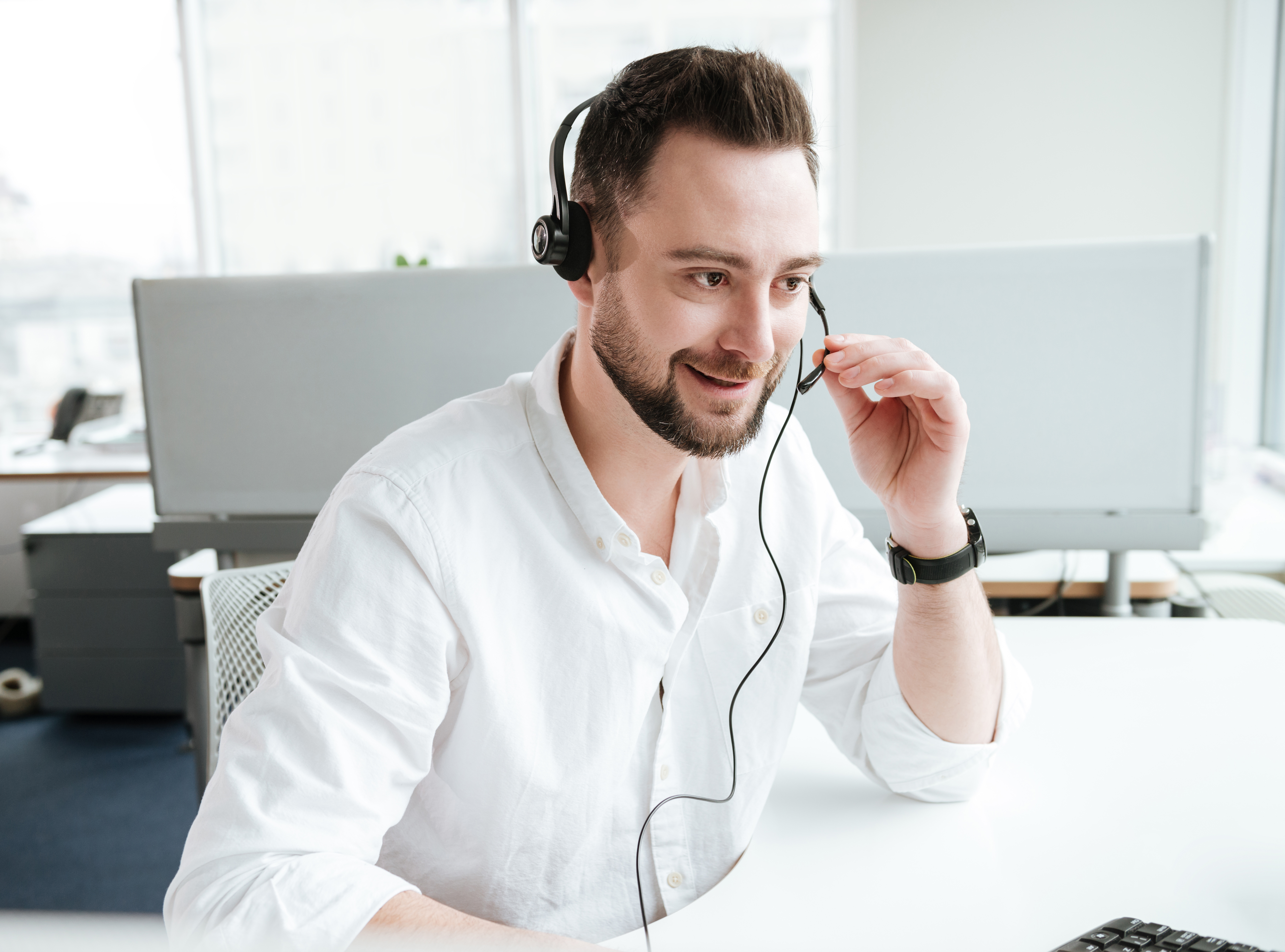 Mand, der taler i telefon via headset